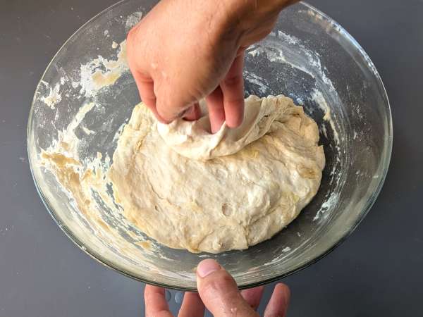 Focaccia yang tebal dan empuk dengan tomat ceri, zaitun, dan oregano - Persiapan langkah 5
