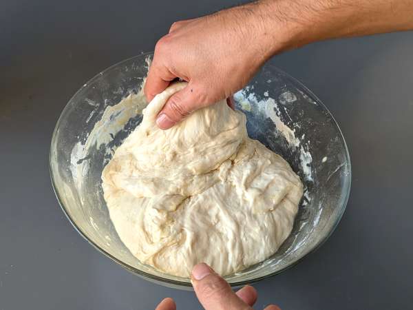 Focaccia yang tebal dan empuk dengan tomat ceri, zaitun, dan oregano - Persiapan langkah 7