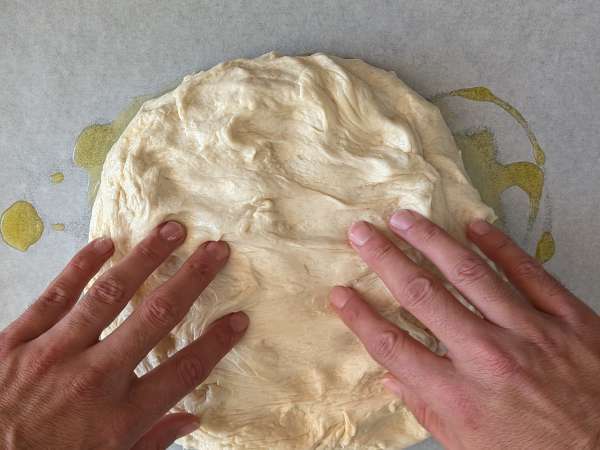 Focaccia yang tebal dan empuk dengan tomat ceri, zaitun, dan oregano - Persiapan langkah 8