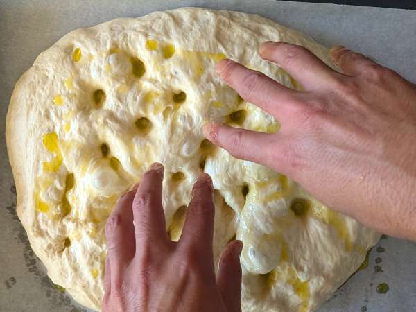 Focaccia yang tebal dan empuk dengan tomat ceri, zaitun, dan oregano - Persiapan langkah 10