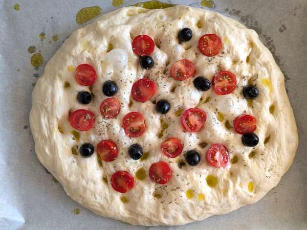 Focaccia yang tebal dan empuk dengan tomat ceri, zaitun, dan oregano - Persiapan langkah 11