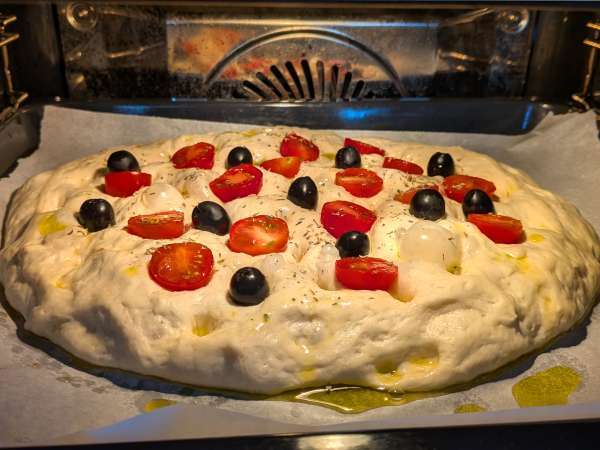 Focaccia yang tebal dan empuk dengan tomat ceri, zaitun, dan oregano - Persiapan langkah 12