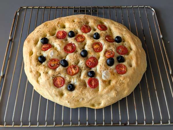 Focaccia yang tebal dan empuk dengan tomat ceri, zaitun, dan oregano - Persiapan langkah 13