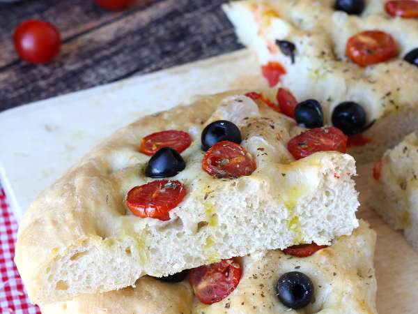 Focaccia yang tebal dan empuk dengan tomat ceri, zaitun, dan oregano - Persiapan langkah 14