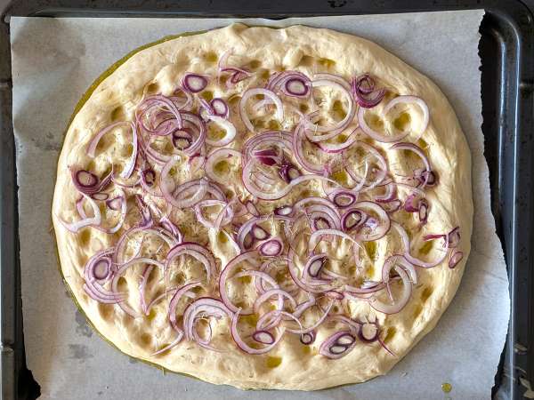Focaccia pedesaan dengan bawang bombay dan rosemary - Persiapan langkah 10