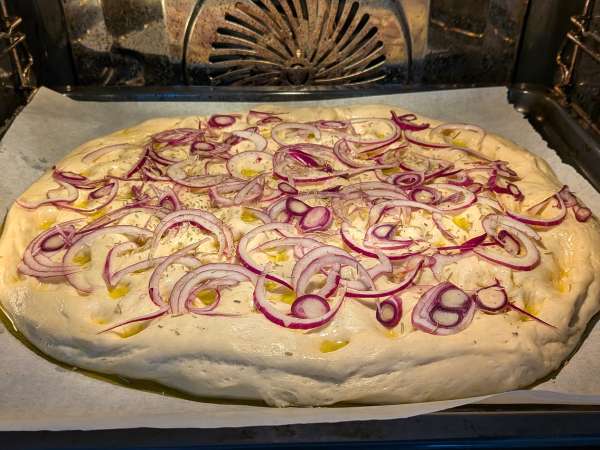 Focaccia pedesaan dengan bawang bombay dan rosemary - Persiapan langkah 11
