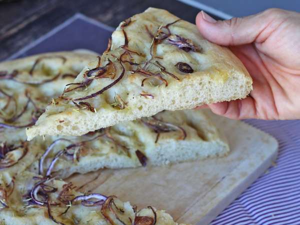 Focaccia pedesaan dengan bawang bombay dan rosemary - Persiapan langkah 13