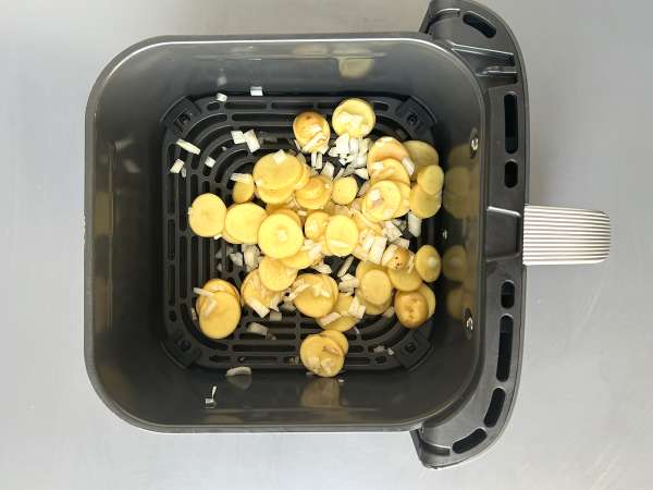 Ikan kolin yang dimasak dengan Air Fryer, disajikan dengan saus anggur putih, kentang, dan sayuran - Persiapan langkah 2