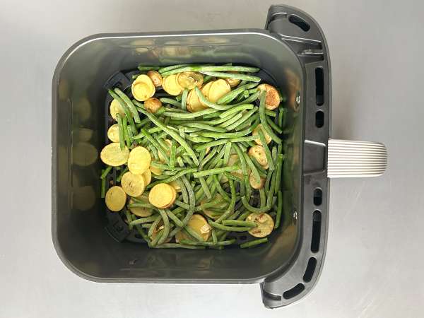 Ikan kolin yang dimasak dengan Air Fryer, disajikan dengan saus anggur putih, kentang, dan sayuran - Persiapan langkah 3