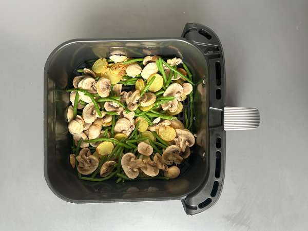 Ikan kolin yang dimasak dengan Air Fryer, disajikan dengan saus anggur putih, kentang, dan sayuran - Persiapan langkah 4
