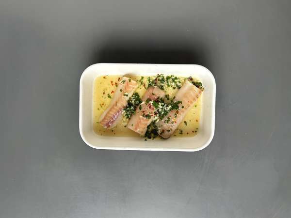 Ikan kolin yang dimasak dengan Air Fryer, disajikan dengan saus anggur putih, kentang, dan sayuran - Persiapan langkah 6
