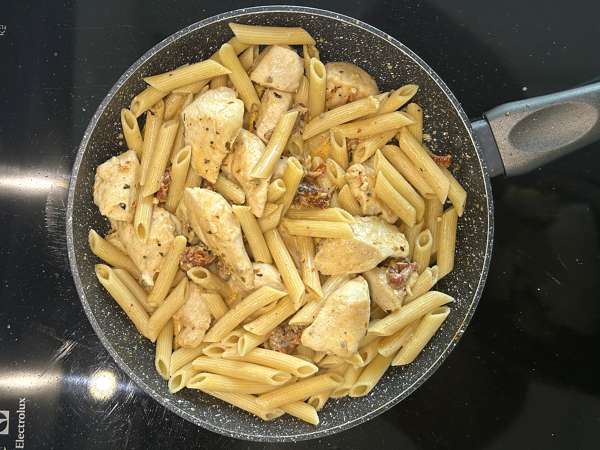 Marry Me Chicken Pasta: pasta krim dengan ayam, tomat kering, dan parmesan - Persiapan langkah 10