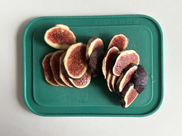 Kue tart tipis dengan buah ara, keju brie, dan kacang - Persiapan langkah 2