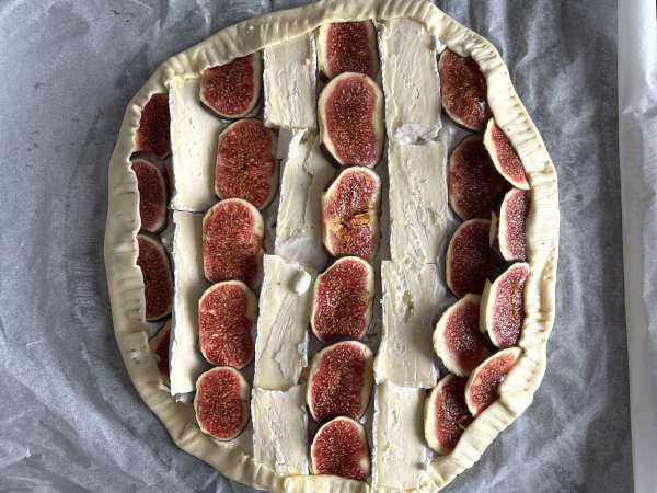 Kue tart tipis dengan buah ara, keju brie, dan kacang - Persiapan langkah 7