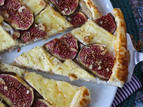 Kue tart tipis dengan buah ara, keju brie, dan kacang - Persiapan langkah 8