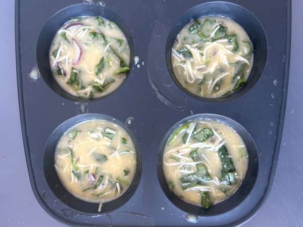 Egg bites dengan keju cottage menggunakan Air Fryer: camilan telur yang mudah dibuat dan kaya protein - Persiapan langkah 3