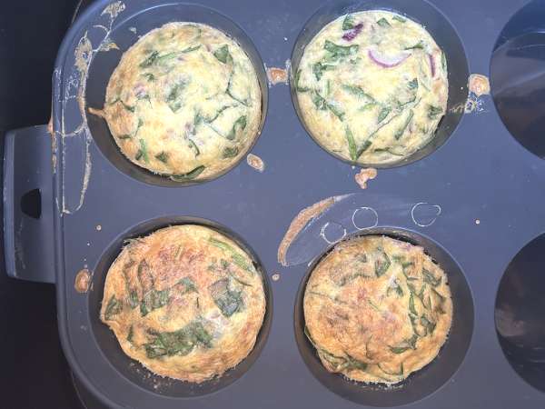 Egg bites dengan keju cottage menggunakan Air Fryer: camilan telur yang mudah dibuat dan kaya protein - Persiapan langkah 4