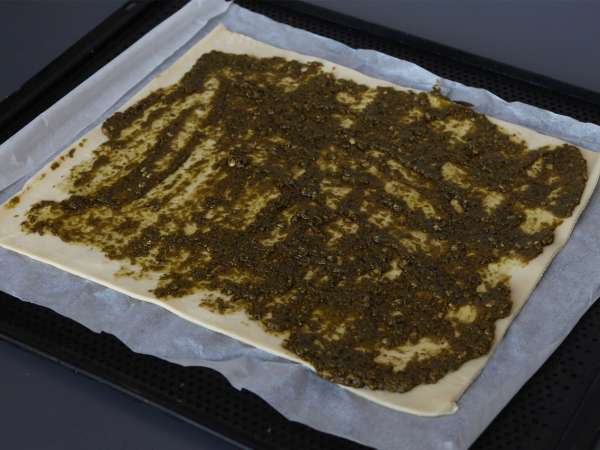 Roti lapis berbentuk mahkota dengan pesto, mozzarella, dan tomat kering - Persiapan langkah 1