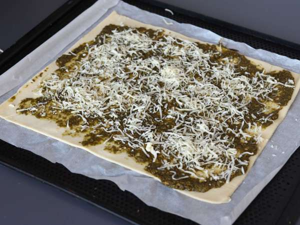 Roti lapis berbentuk mahkota dengan pesto, mozzarella, dan tomat kering - Persiapan langkah 2