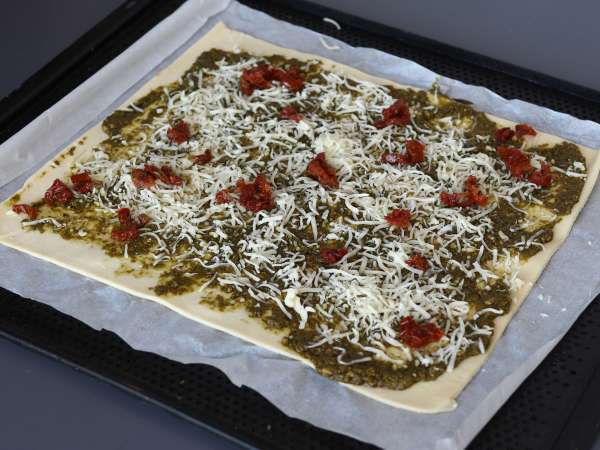 Roti lapis berbentuk mahkota dengan pesto, mozzarella, dan tomat kering - Persiapan langkah 3
