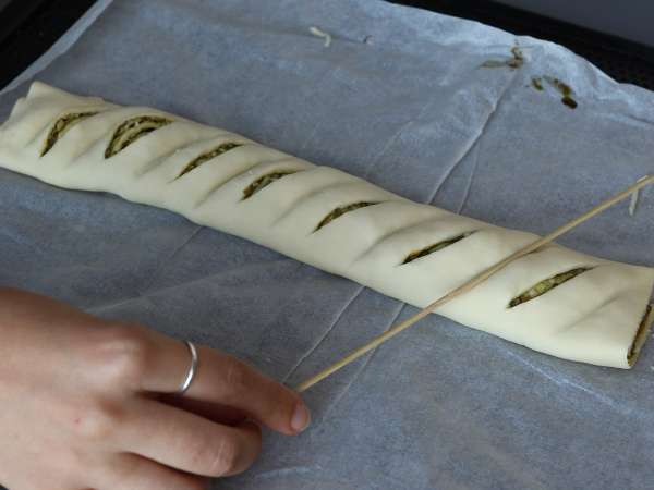 Roti lapis berbentuk mahkota dengan pesto, mozzarella, dan tomat kering - Persiapan langkah 4