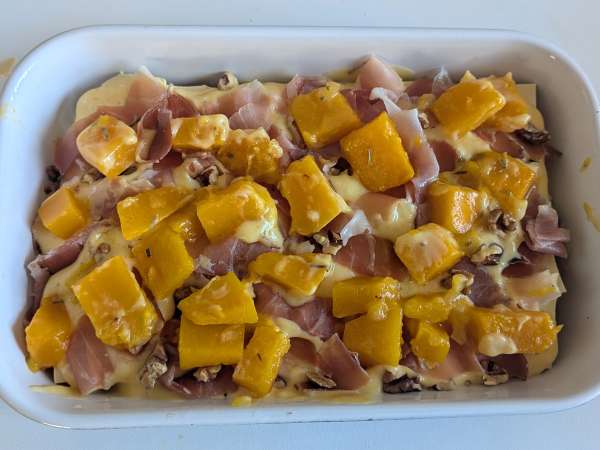 Lasagna dengan labu, speck, serta kacang kenari yang lembut dan renyah - Persiapan langkah 7