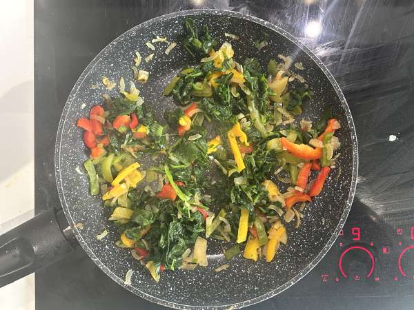 Quiche tanpa adonan dengan salmon, bayam, dan keju cottage - Persiapan langkah 3