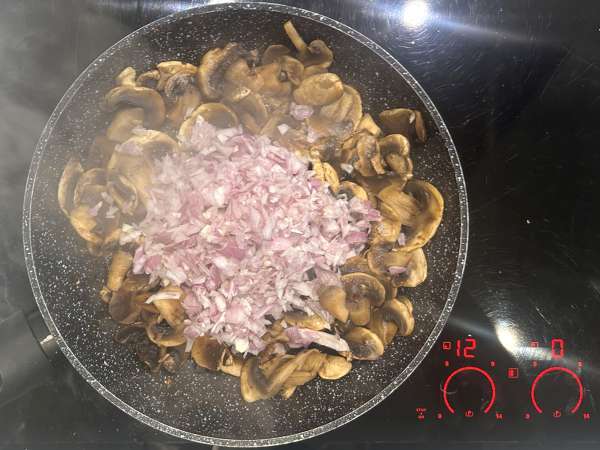Quiche Tanpa Kulit dengan Jamur, Bacon, dan Cottage Cheese - Persiapan langkah 3