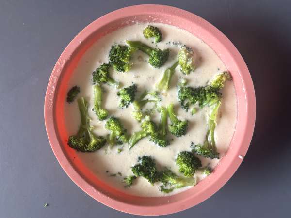 Quiche Tanpa Kulit dengan Brokoli, Pancetta, dan Keju Cottage - Persiapan langkah 5