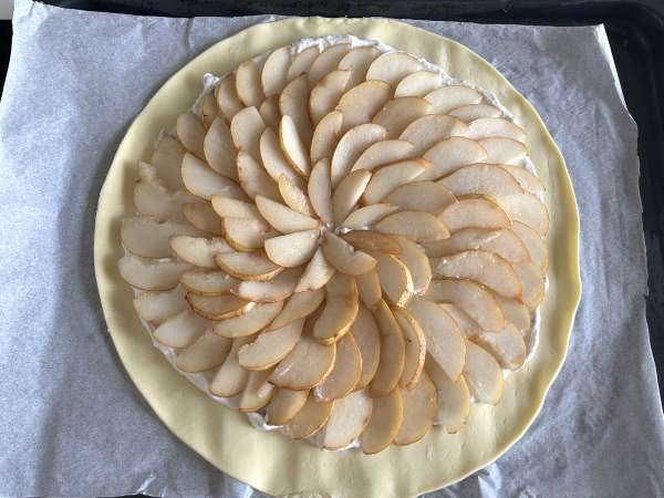 Tart Pir, Gorgonzola, dan Kacang Kenari: Perpaduan Manis-Gurih yang Menggugah Selera - Persiapan langkah 6
