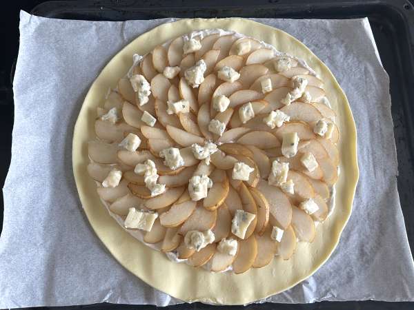 Tart Pir, Gorgonzola, dan Kacang Kenari: Perpaduan Manis-Gurih yang Menggugah Selera - Persiapan langkah 7