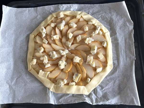Tart Pir, Gorgonzola, dan Kacang Kenari: Perpaduan Manis-Gurih yang Menggugah Selera - Persiapan langkah 8
