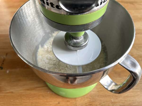 Zwiebelkuchen: pai bawang Jerman dengan bawang bombai yang dimasak hingga lembut dan potongan daging asap - Persiapan langkah 2