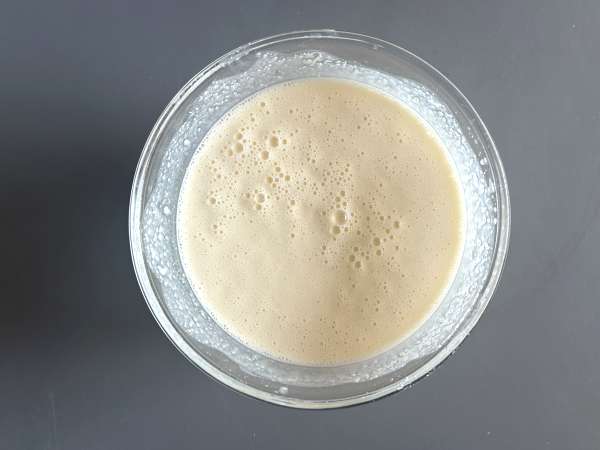 Zwiebelkuchen: pai bawang Jerman dengan bawang bombai yang dimasak hingga lembut dan potongan daging asap - Persiapan langkah 6