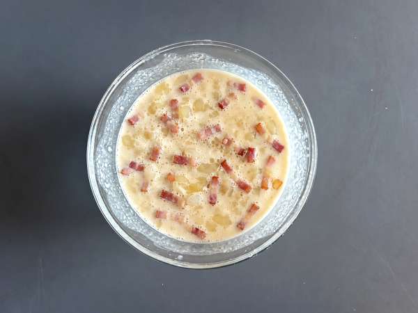 Zwiebelkuchen: pai bawang Jerman dengan bawang bombai yang dimasak hingga lembut dan potongan daging asap - Persiapan langkah 7