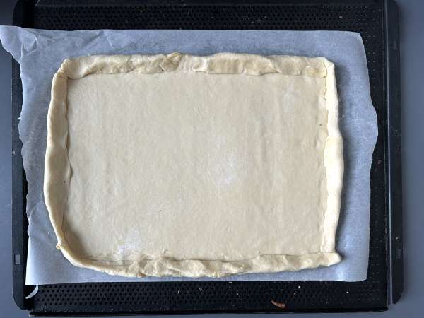 Zwiebelkuchen: pai bawang Jerman dengan bawang bombai yang dimasak hingga lembut dan potongan daging asap - Persiapan langkah 8
