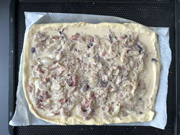 Zwiebelkuchen: pai bawang Jerman dengan bawang bombai yang dimasak hingga lembut dan potongan daging asap - Persiapan langkah 9
