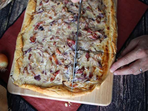 Zwiebelkuchen: pai bawang Jerman dengan bawang bombai yang dimasak hingga lembut dan potongan daging asap - Persiapan langkah 11