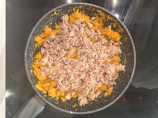 Quiche tuna, wortel, dan keju cottage tanpa kulit: mudah dibuat dan kaya protein - Persiapan langkah 3