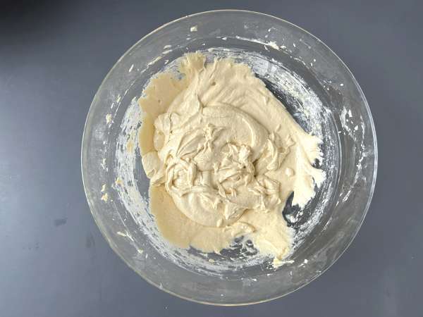 Kue apel yang sangat lembut dengan taburan streusel yang renyah - Persiapan langkah 3