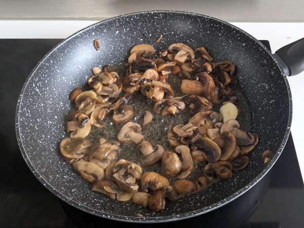 Pasta panggang dengan labu, jamur, dan saus bechamel - Persiapan langkah 3