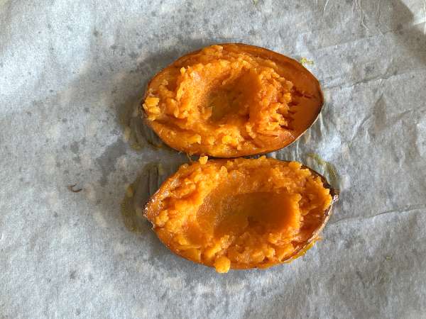 Ubi jalar panggang dengan telur, keju feta, madu, dan kacang kenari - Persiapan langkah 2