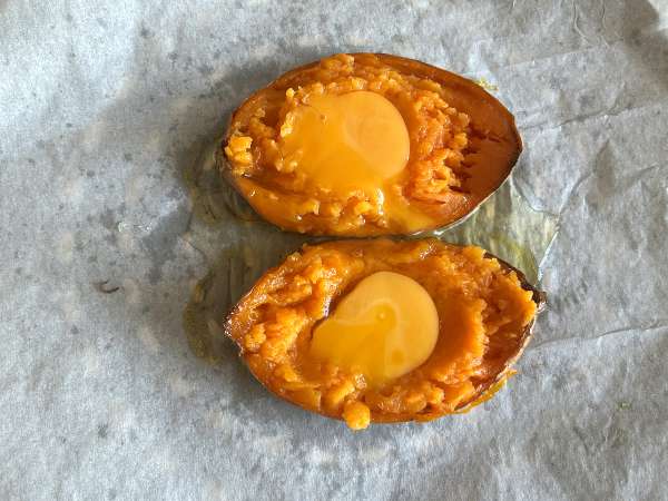 Ubi jalar panggang dengan telur, keju feta, madu, dan kacang kenari - Persiapan langkah 3
