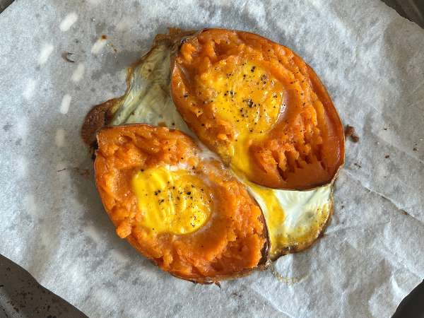Ubi jalar panggang dengan telur, keju feta, madu, dan kacang kenari - Persiapan langkah 4