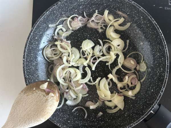Sandwich keju panggang dengan jamur dan keju parut - Persiapan langkah 2