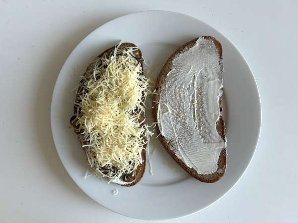 Sandwich keju panggang dengan jamur dan keju parut - Persiapan langkah 8
