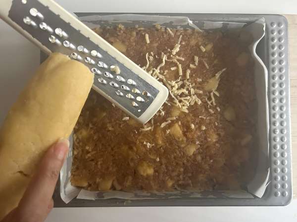 Szarlotka: pai apel Polandia dengan topping renyah - Persiapan langkah 11