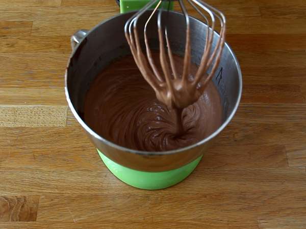 Kue Bundt Halloween dengan lapisan gula yang sangat lezat - Persiapan langkah 3