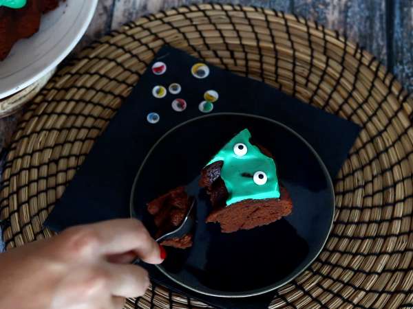 Kue Bundt Halloween dengan lapisan gula yang sangat lezat - Persiapan langkah 8