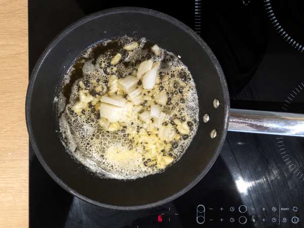 Pasta dengan jamur shimeji dan jamur cokelat, saus krim - Persiapan langkah 2
